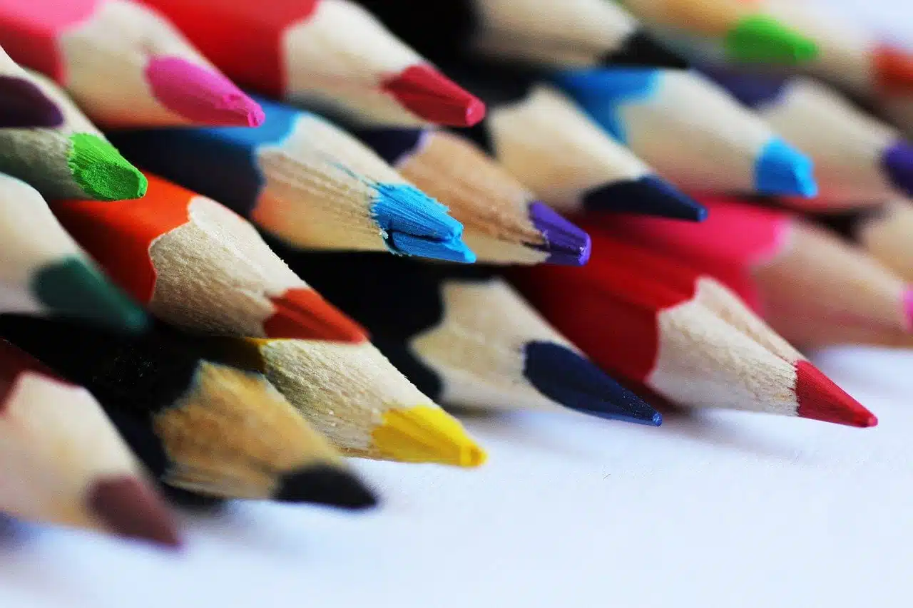 עפרונות במגוון צבעים שמחזיקים ביטויים מיוחדים באנגלית